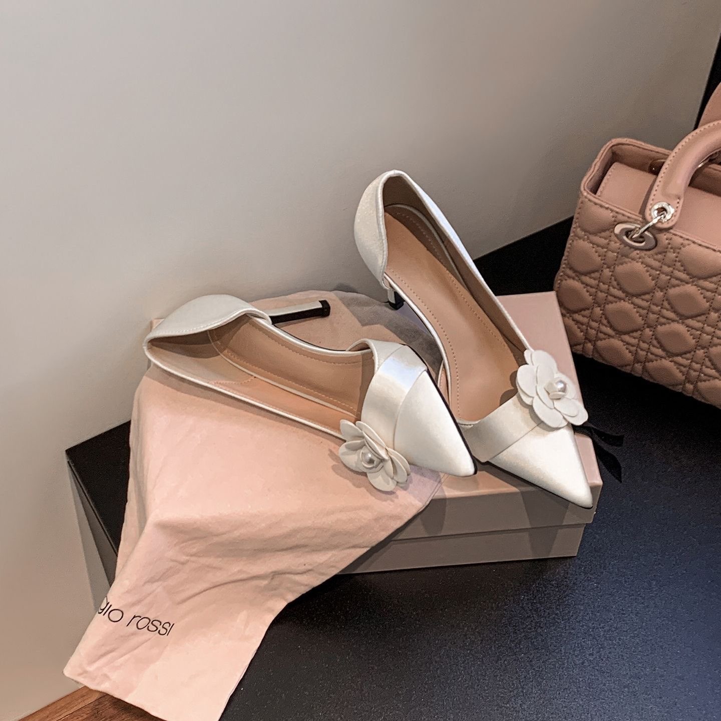Sapatos de Salto Fino em Cetim - Women Formal Wear On Sale avaliação e preço