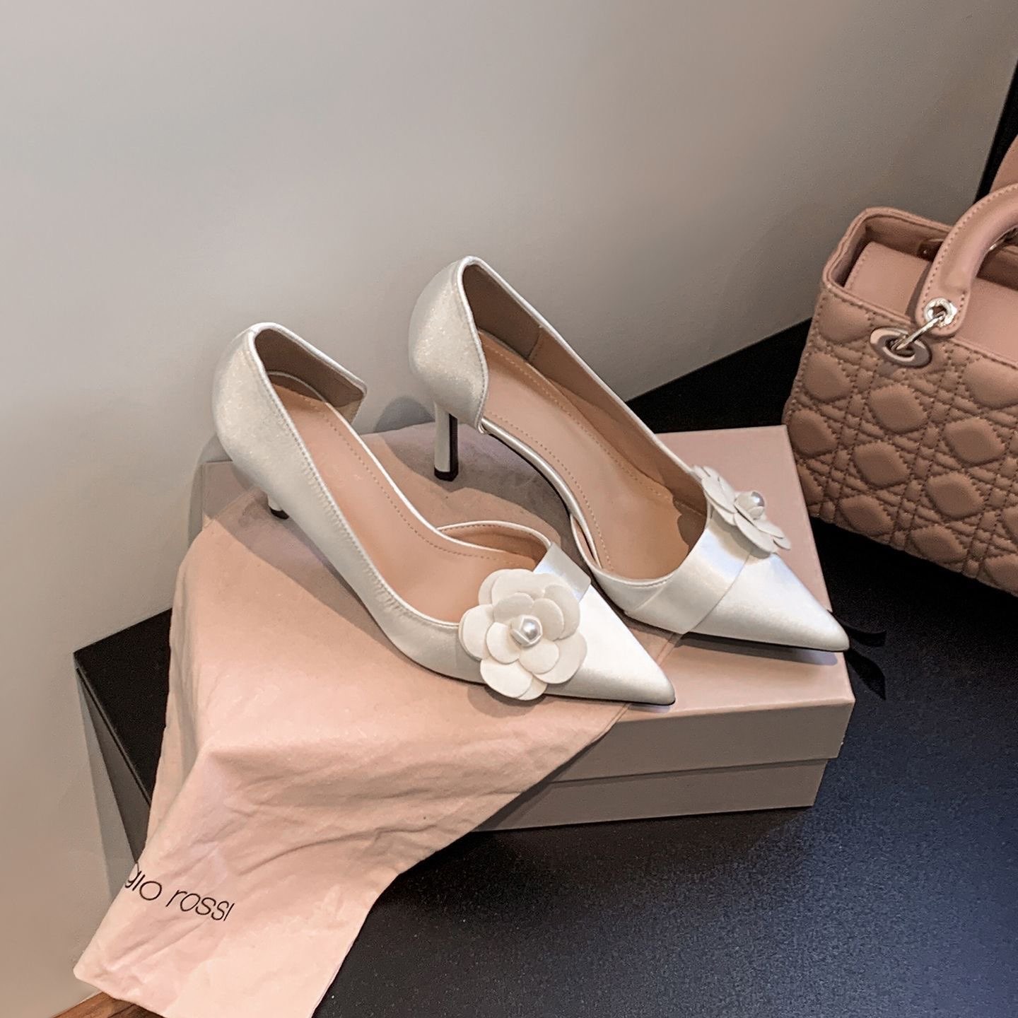 Sapatos de Salto Fino em Cetim - Women Formal Wear On Sale avaliação e preço